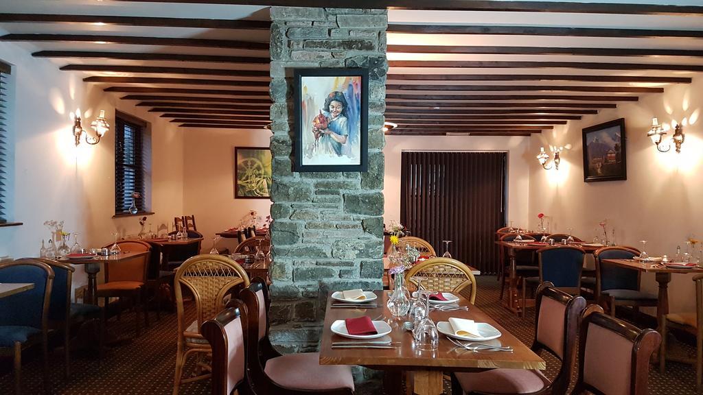 New Gurkha Inn Brecon Exteriör bild