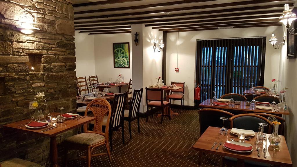 New Gurkha Inn Brecon Exteriör bild